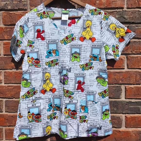 Sesame Street Scrub Top Size S Cookie Monster Oscar Count Elmo Big Bird - Picture 1 of 3